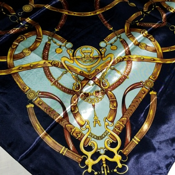 Beautiful silk Scarf - Picture 5 of 7